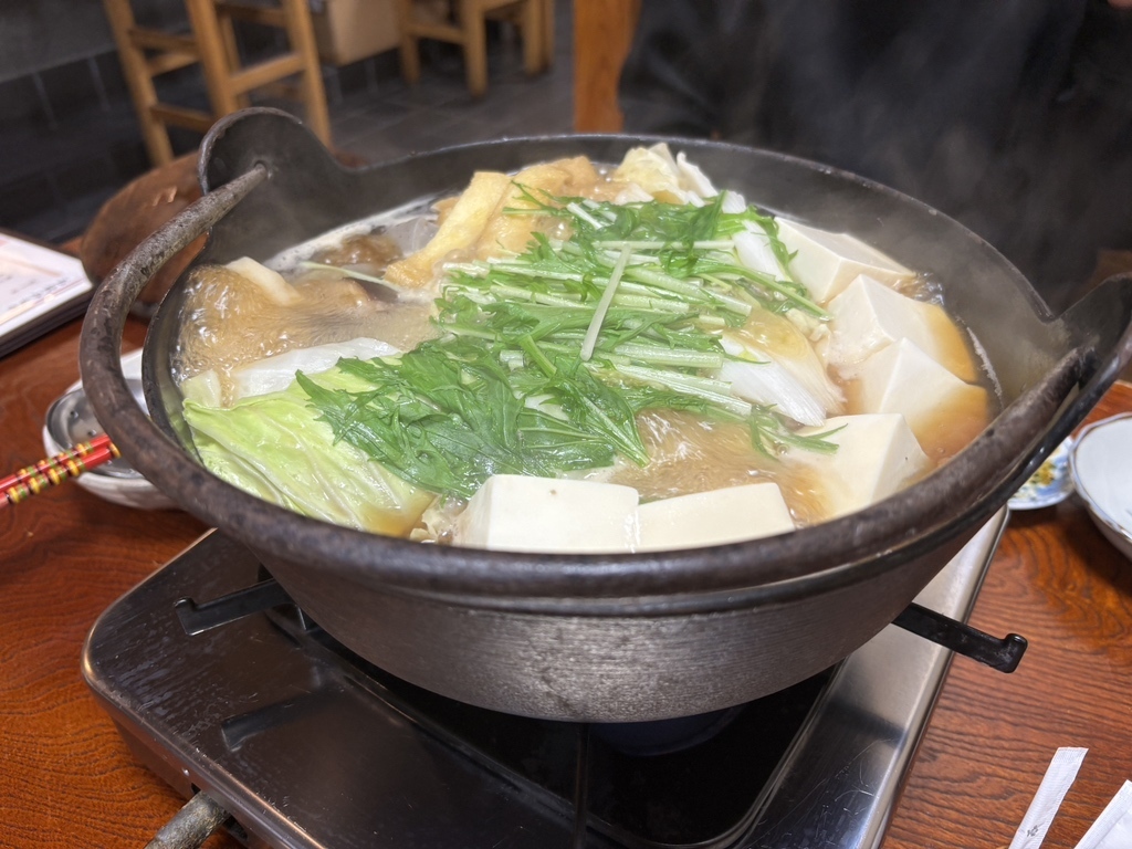 鳥そっぷちゃんこ鍋。野菜と鶏の旨味がしみ出した黄金色のスープ