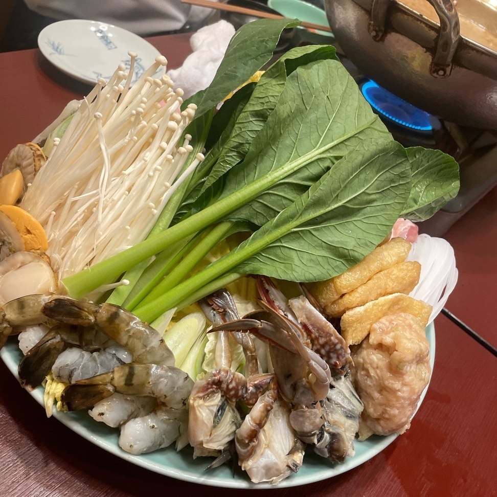 魚介がたっぷり盛られたちゃんこ友路の具材