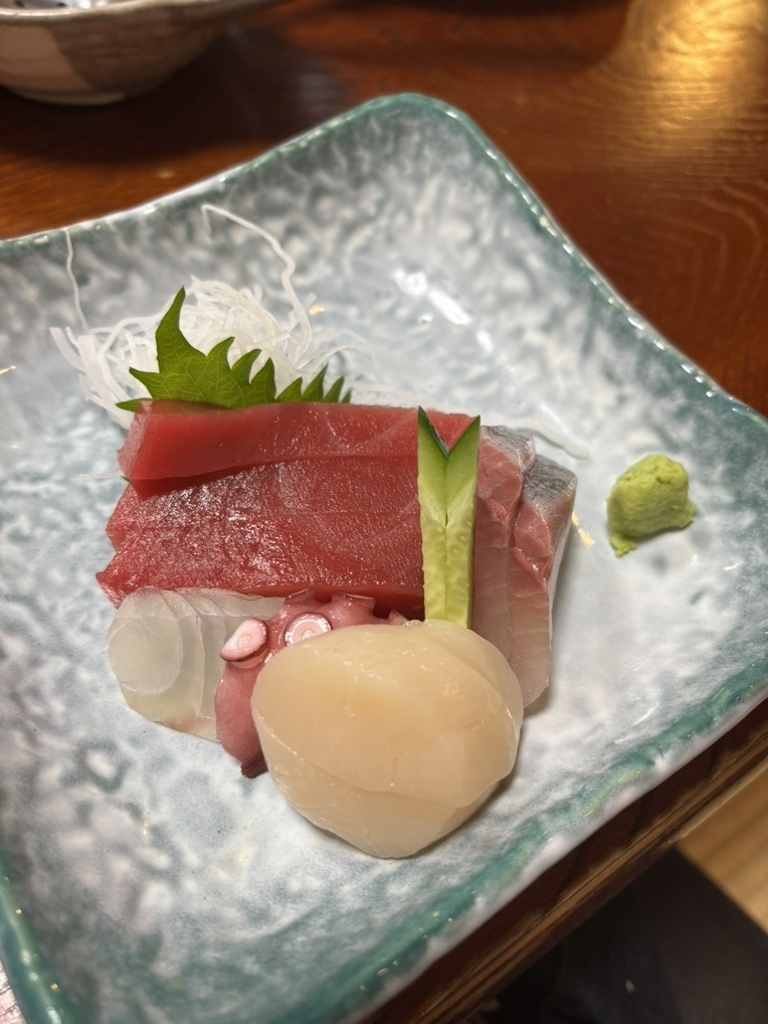 新鮮な刺身盛り合わせ。日本酒に合う鮮度の高い魚介