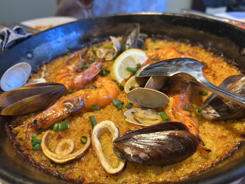 横浜でパエリアを囲んでシェアするカジュアルディナー風景