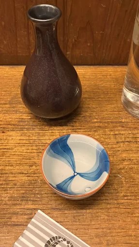 地酒とごまみそちゃんこを楽しむテーブル風景