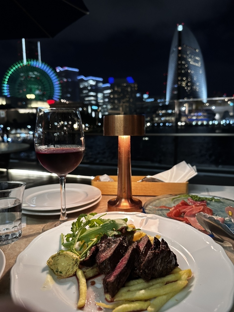 メッセージプレートとスパークリングワイン