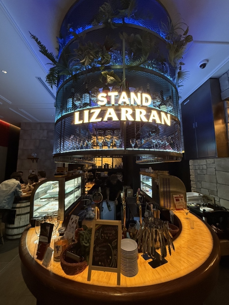 オープンキッチンが広がる活気あるバルエリア（リザラン横浜店）