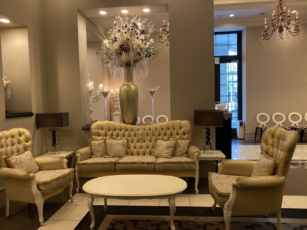 マンジャーレ伊勢山 店内 白基調 ソファ キャンドル