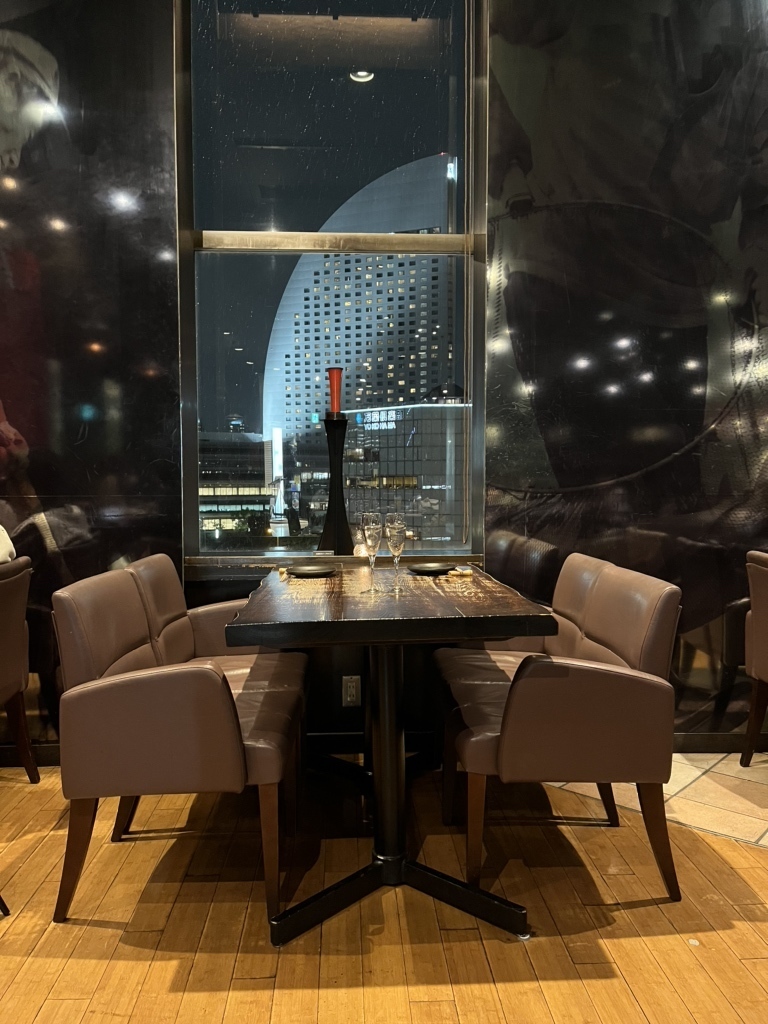 美食米門 横浜の店内と夜景