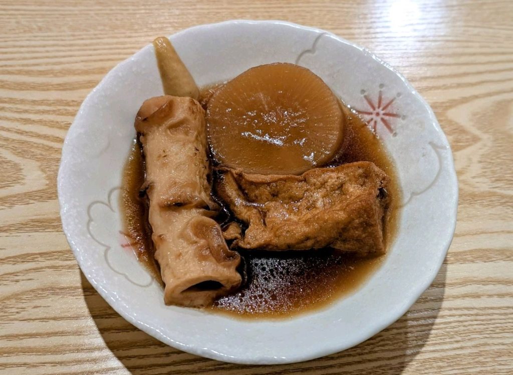 あご出汁が染みたおでんと炉端焼きの盛り合わせ