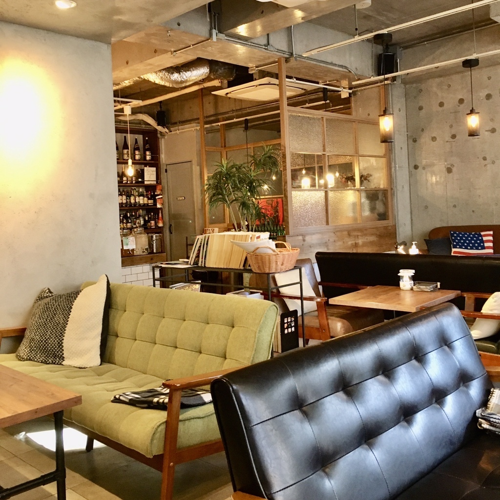 cafe garage Dogberry 下北沢のソファ席とおしゃれな店内