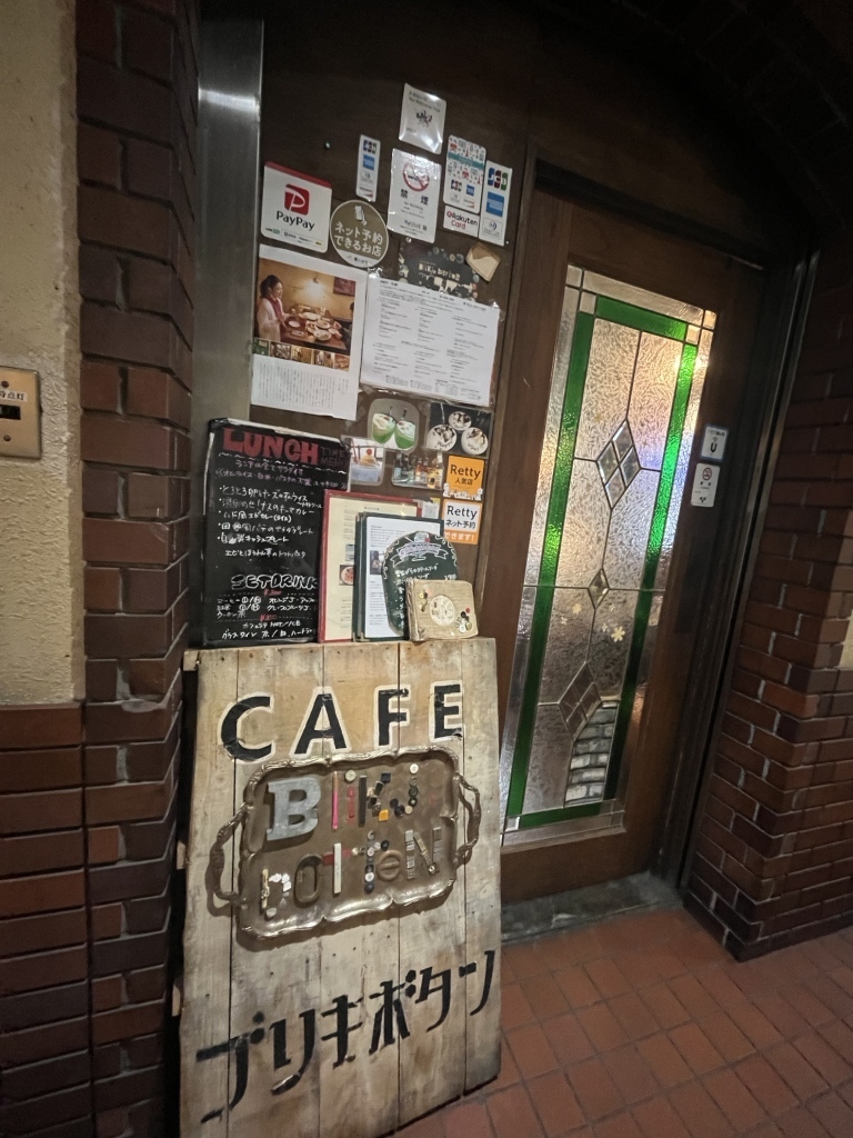 下北沢の街並みと夜のカフェ外観