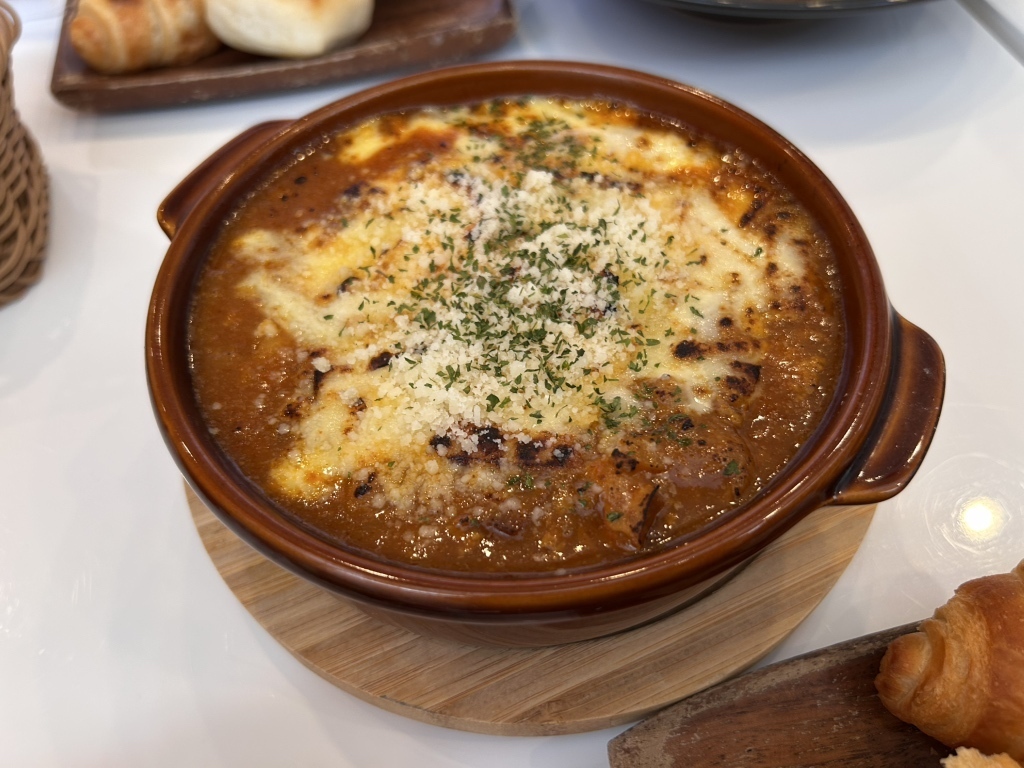 親子で食事を楽しむカフェの様子