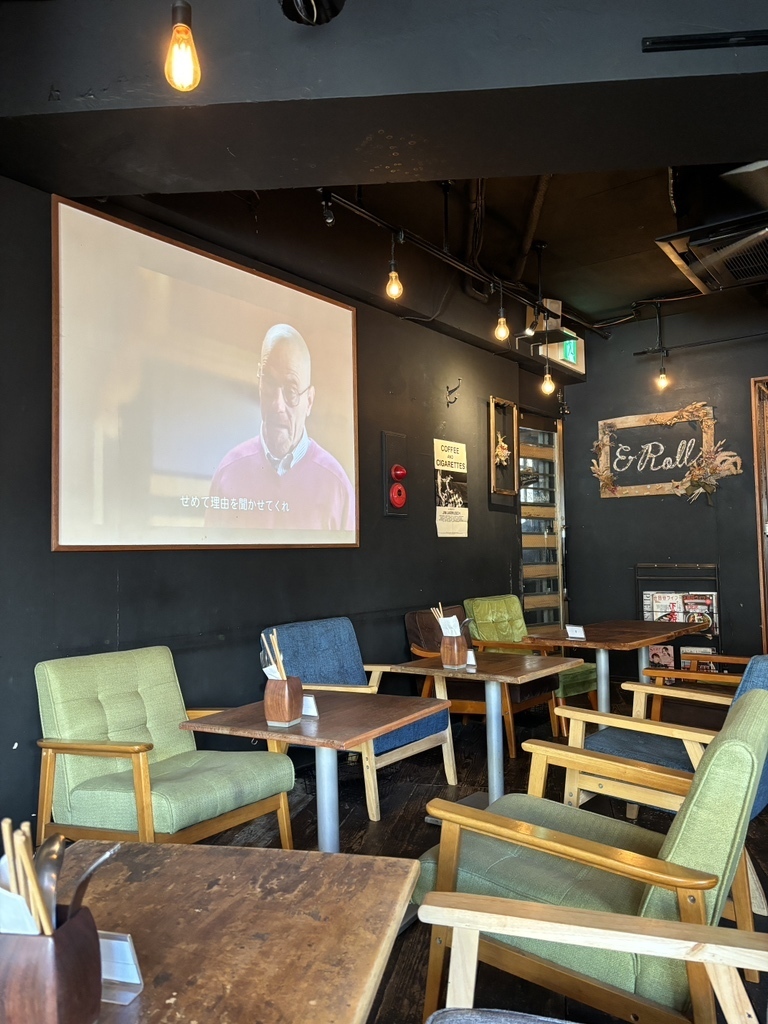 大画面スクリーンと店内の雰囲気