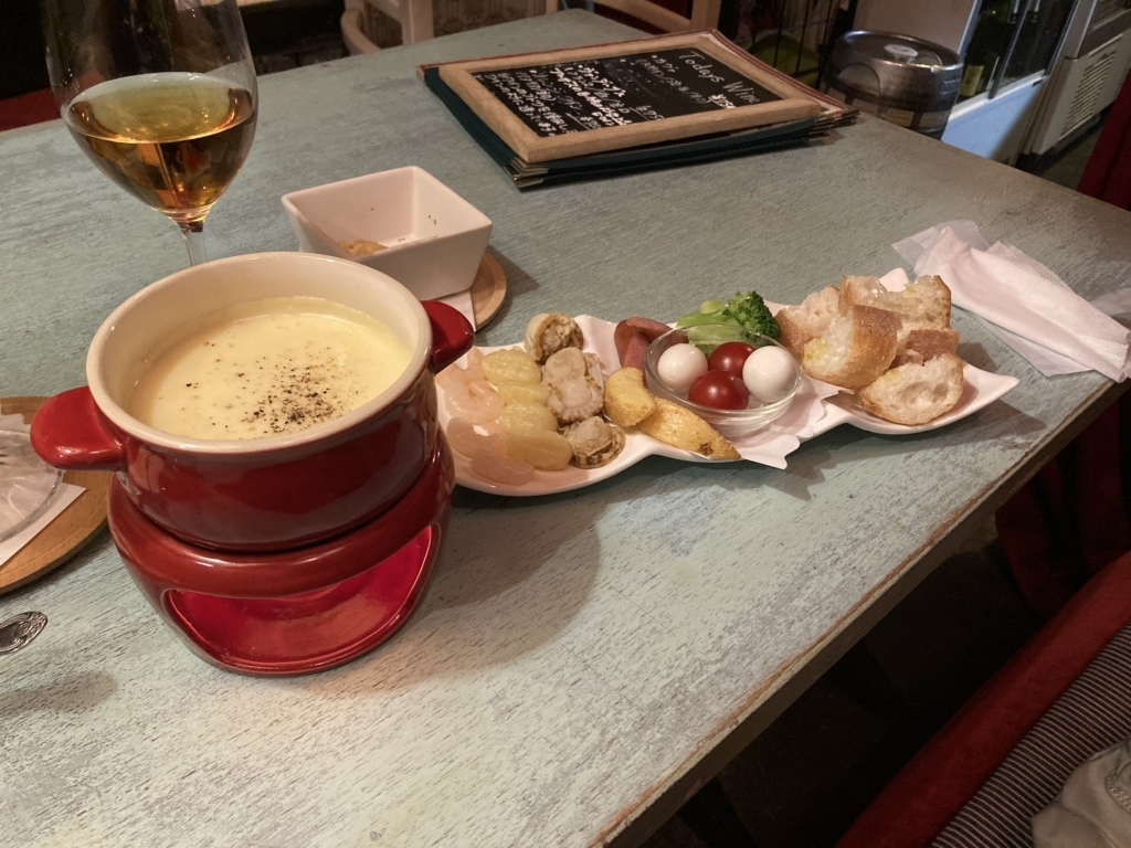 チーズフォンデュのテーブルシーン